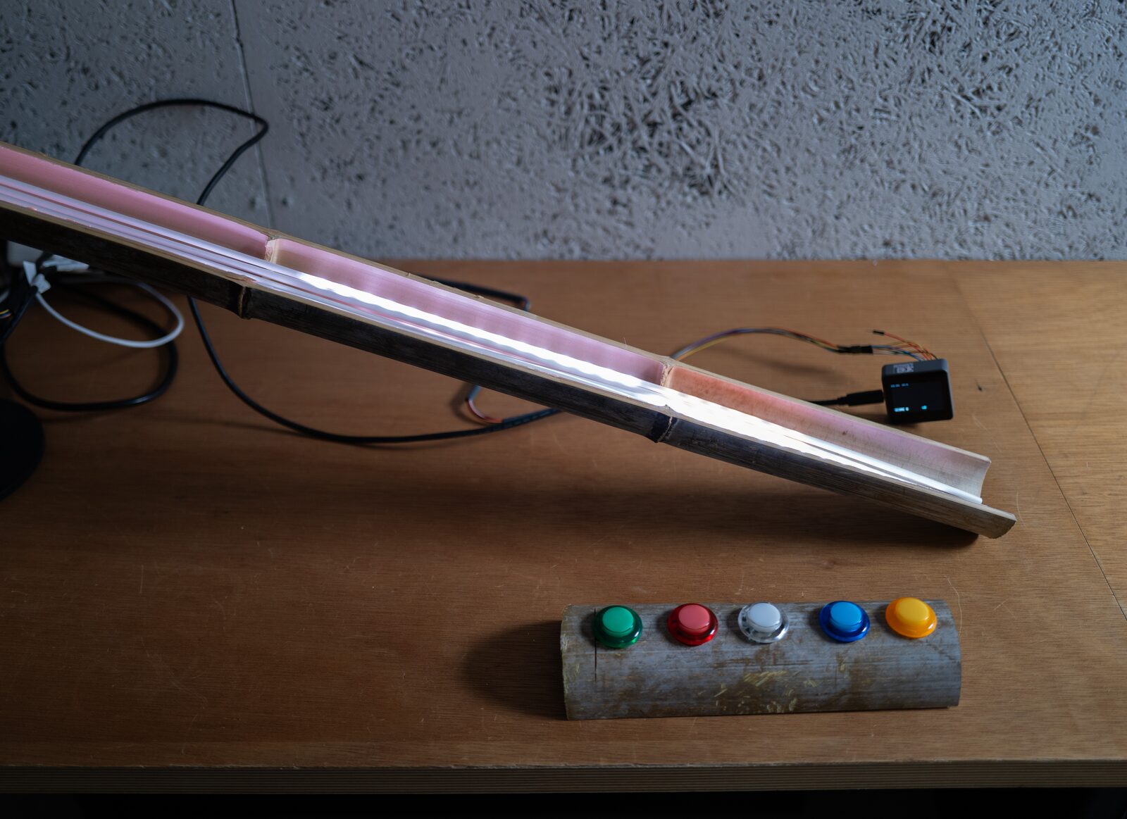 竹に組み込んだLEDと、5色のボタンが並ぶ操作台